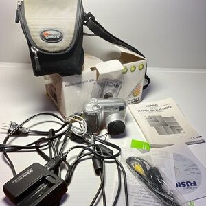 NIKON Coolpix 4300 Complete Camera Package - Silver - MINT with camera bag